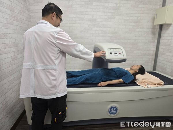▲▼DXA是一種結合兩種不同能量X光的檢測技術,能精準測量骨質密度、體脂肪比例、腹部內臟脂肪及全身肌肉量等健康指標。(圖/花蓮醫院提供,下同)