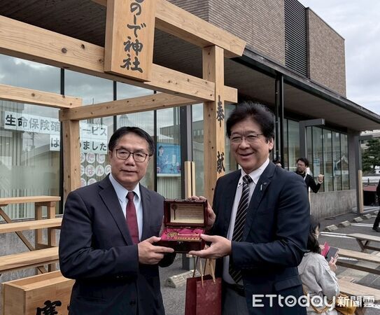 ▲日本平戶市長黑田成彥親自陪同黃偉哲市長發放果乾試吃,稱讚台南水果風味佳、品質優,現場互動熱烈。(記者林東良翻攝,下同)