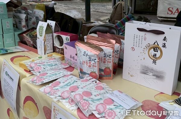 ▲日本平戶市長黑田成彥親自陪同黃偉哲市長發放果乾試吃,稱讚台南水果風味佳、品質優,現場互動熱烈。(記者林東良翻攝,下同)