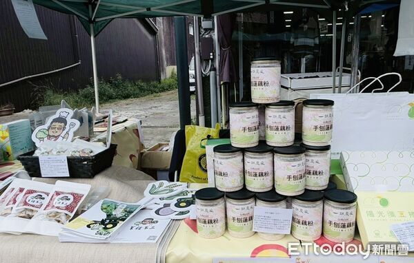 ▲日本平戶市長黑田成彥親自陪同黃偉哲市長發放果乾試吃,稱讚台南水果風味佳、品質優,現場互動熱烈。(記者林東良翻攝,下同)