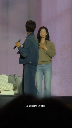 ▲▼見面會突冒女聲⋯宋仲基以為音響壞了! 竟是金智媛親自到場。(圖/翻攝自X)