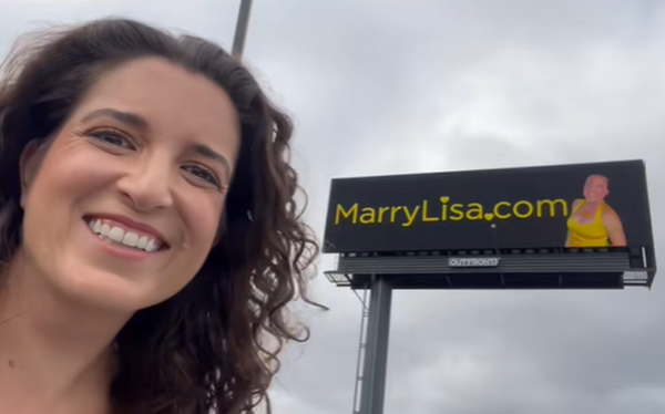 厭倦網路交友女租「大型廣告看板」找真愛 1個月狂收3500份申請。(圖/翻攝自TikTok/marrylisaofficial)