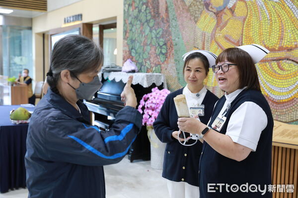 ▲重陽節前夕,花蓮慈院心蓮病房團隊,經過近一年的測試與研發,推出全新成果「魔法泡泡」。(圖/慈濟醫學中心提供,下同)