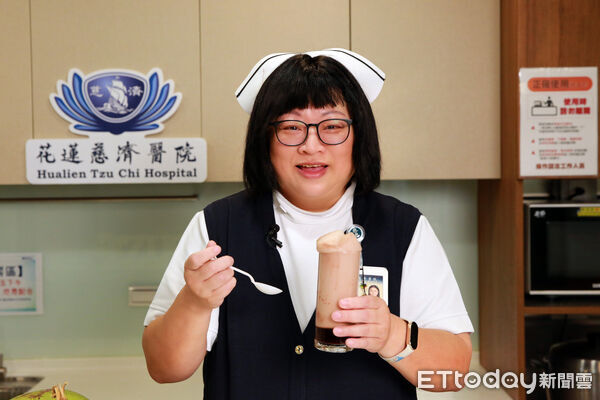 ▲重陽節前夕,花蓮慈院心蓮病房團隊,經過近一年的測試與研發,推出全新成果「魔法泡泡」。(圖/慈濟醫學中心提供,下同)