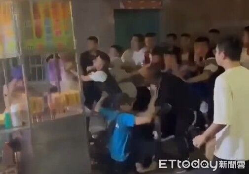 ▲雙方因入廟費用起爭執,遭民眾錄影上傳,警方隨後將動手的3人查緝送辦。(圖/記者翁伊森翻攝)