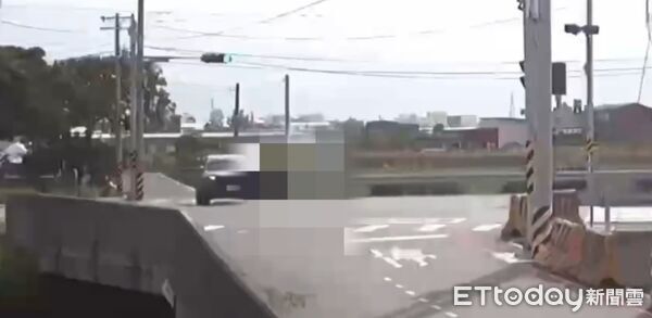 ▲佳里區台19線近奇美醫院前,普重機車與自小客車發生碰撞,機車駕駛受重傷送醫。(記者林東良翻攝,下同)