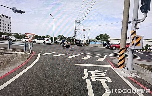 ▲佳里區台19線近奇美醫院前,普重機車與自小客車發生碰撞,機車駕駛受重傷送醫。(記者林東良翻攝,下同)