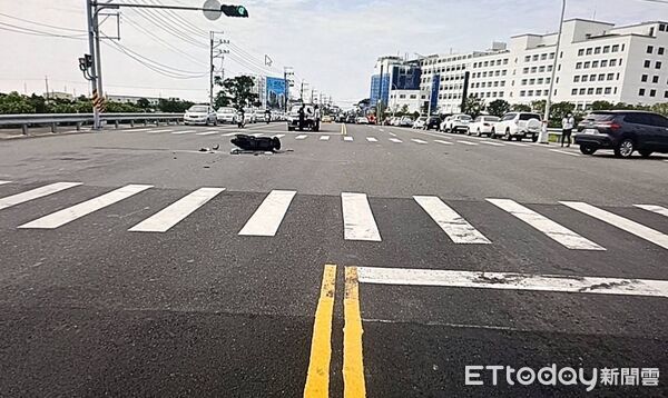 ▲佳里區台19線近奇美醫院前,普重機車與自小客車發生碰撞,機車駕駛受重傷送醫。(記者林東良翻攝,下同)