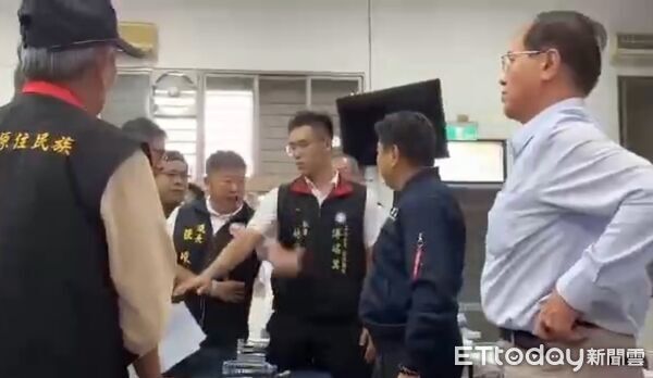 ▲花蓮縣議長張峻腳踹傅崐萁的桌子。(圖/讀者提供)