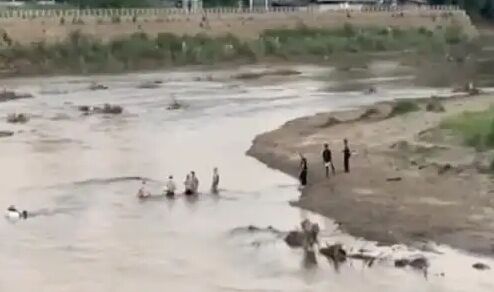 ▲甸軍方對KK園區發動猛攻,園區內人員為逃命紛紛跳入莫伊河,試圖游到對岸泰國。。(圖/翻攝看看新聞)