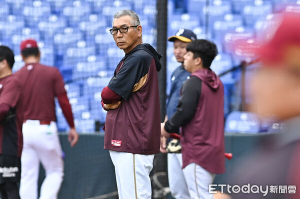 ▲▼2025中職台灣大賽G5,樂天桃猿總教練古久保健二。(圖/記者李毓康攝)