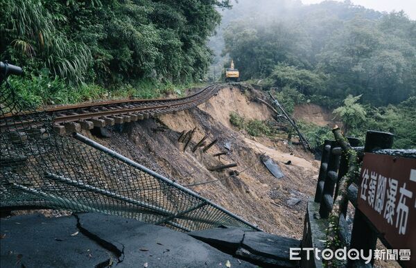 ▲▼交通部長陳世凱視察台鐵平溪線。(圖/交通部提供)