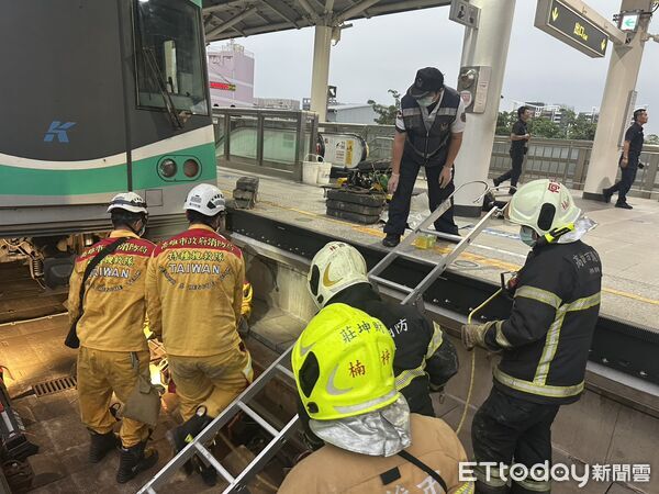 ▲高雄捷運都會公園站發生落軌。(圖/記者許宥孺翻攝)