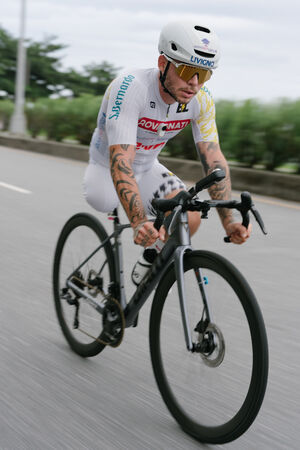 ▲KOM太平洋經典賽男子組冠軍馮俊凱、包辦衝刺后和登山后的女子組冠軍許書瑋、義大利肢障車手普沙特里。(圖/KOM太平洋經典賽提供)