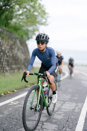 ▲KOM太平洋經典賽男子組冠軍馮俊凱、包辦衝刺后和登山后的女子組冠軍許書瑋、義大利肢障車手普沙特里。(圖/KOM太平洋經典賽提供)
