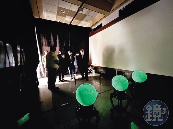 為呈現夜光石絕妙之處,展場以黑幕遮蔽光線隔絕其他空間,卻因此阻擋監視錄影機拍攝,至今無夜光石掉落的實證。(李昀融提供)