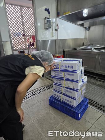 ▲▼花蓮縣府派員全面稽查25間國中小學校午餐供餐廚房,皆無使用豬肉食材,符合暫緩使用規定。(圖/花蓮縣政府提供,下同)