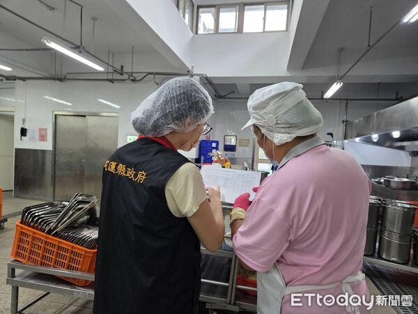 ▲▼花蓮縣府派員全面稽查25間國中小學校午餐供餐廚房,皆無使用豬肉食材,符合暫緩使用規定。(圖/花蓮縣政府提供,下同)