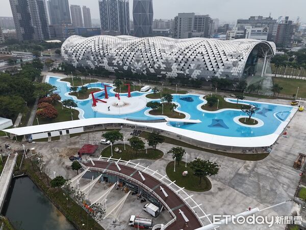 ▲▼高雄最大「星光水岸公園」試營運提前喊卡 明年春季正式開放。(圖/記者賴文萱翻攝)