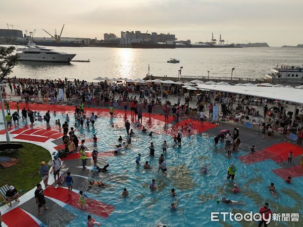 ▲▼高雄最大「星光水岸公園」試營運提前喊卡 明年春季正式開放。(圖/記者賴文萱翻攝)