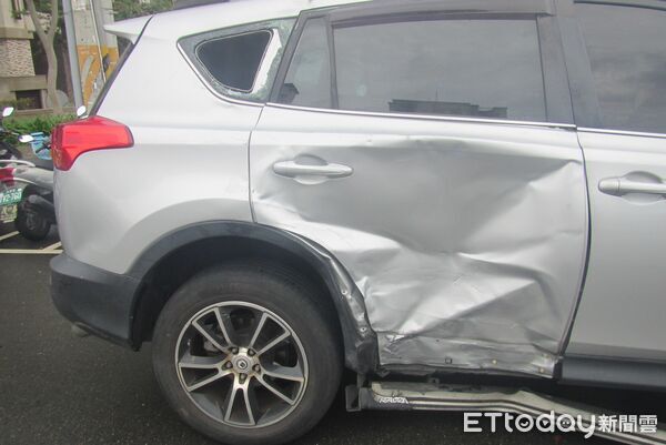 ▲汽車駕駛違規左轉,與騎士發生嚴重碰撞。(圖/記者游瓊華翻攝)