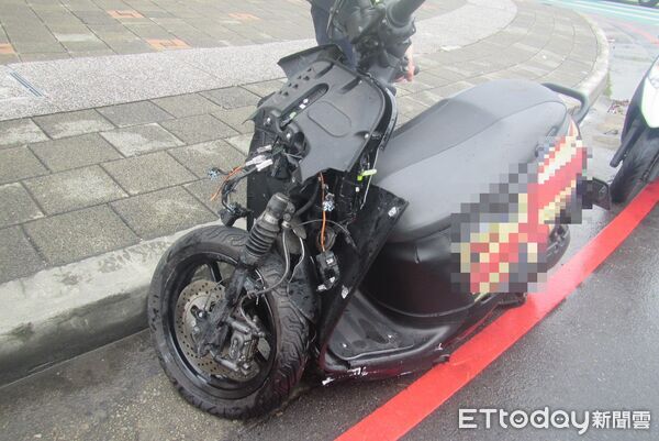 ▲汽車駕駛違規左轉,與騎士發生嚴重碰撞。(圖/記者游瓊華翻攝)