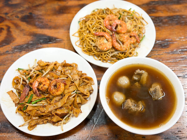 ▲▼桃園觀光夜市美食「大馬檳城炒粿條」華僑老闆的道地家鄉味肉骨茶與炒粿條!(圖/部落客VIVIYU提供)