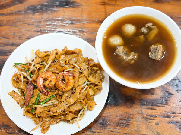 ▲▼桃園觀光夜市美食「大馬檳城炒粿條」華僑老闆的道地家鄉味肉骨茶與炒粿條!(圖/部落客VIVIYU提供)
