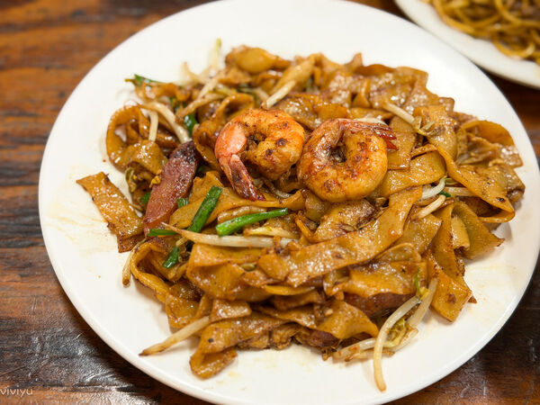 ▲▼桃園觀光夜市美食「大馬檳城炒粿條」華僑老闆的道地家鄉味肉骨茶與炒粿條!(圖/部落客VIVIYU提供)