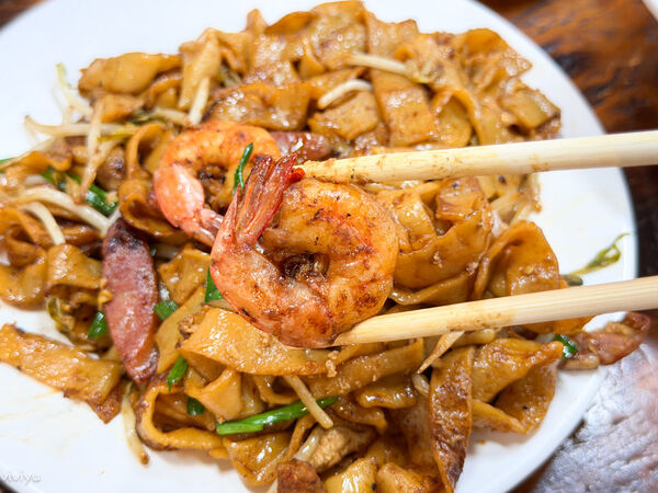 ▲▼桃園觀光夜市美食「大馬檳城炒粿條」華僑老闆的道地家鄉味肉骨茶與炒粿條!(圖/部落客VIVIYU提供)