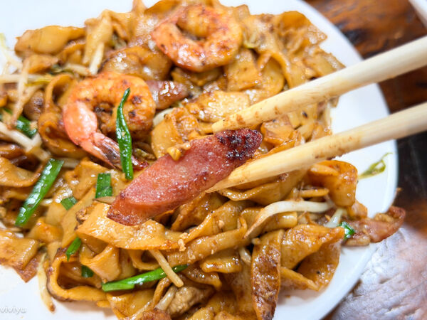 ▲▼桃園觀光夜市美食「大馬檳城炒粿條」華僑老闆的道地家鄉味肉骨茶與炒粿條!(圖/部落客VIVIYU提供)