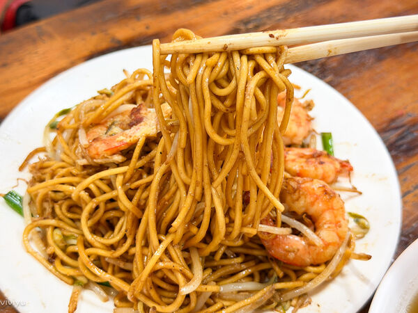 ▲▼桃園觀光夜市美食「大馬檳城炒粿條」華僑老闆的道地家鄉味肉骨茶與炒粿條!(圖/部落客VIVIYU提供)