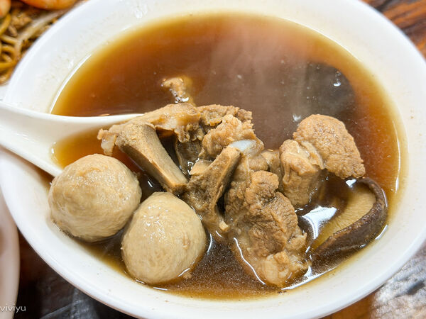 ▲▼桃園觀光夜市美食「大馬檳城炒粿條」華僑老闆的道地家鄉味肉骨茶與炒粿條!(圖/部落客VIVIYU提供)