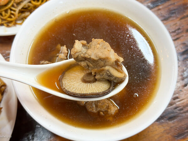 ▲▼桃園觀光夜市美食「大馬檳城炒粿條」華僑老闆的道地家鄉味肉骨茶與炒粿條!(圖/部落客VIVIYU提供)