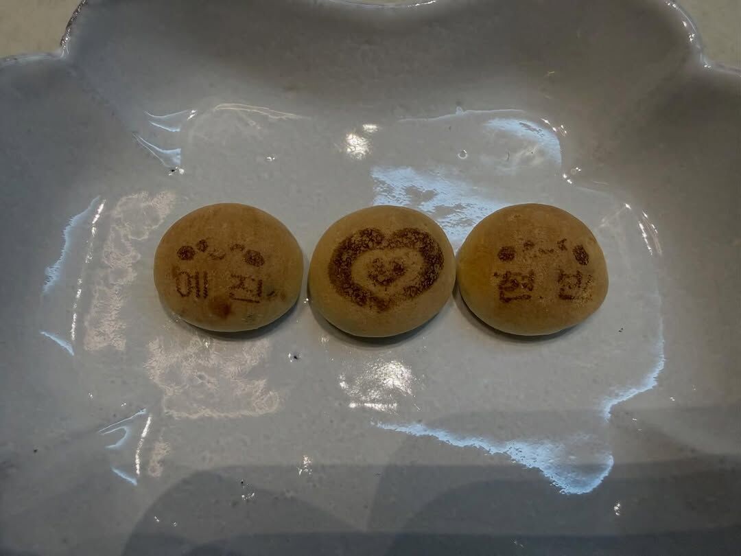 ▲孫藝真曬出印有她與老公玄彬名字的餅乾照,甜蜜放閃。(圖/翻攝自IG/孫藝真)