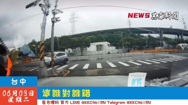 ▲汽車駕駛違規左轉,與騎士發生嚴重碰撞。(圖/翻攝自黑色豪門企業)