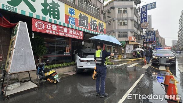 ▲台中休旅車撞進大埔鐵板燒,駕駛頸部重創明顯死亡。(圖/記者許權毅攝,下同)
