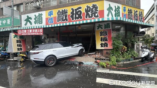 ▲台中休旅車撞進大埔鐵板燒,駕駛頸部重創明顯死亡。(圖/記者許權毅攝,下同)