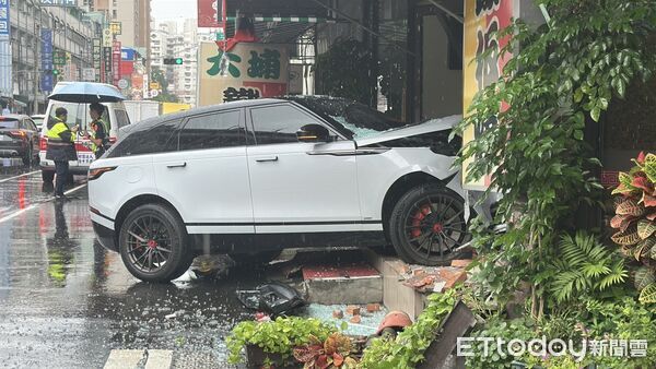 ▲台中休旅車撞進大埔鐵板燒,駕駛頸部重創明顯死亡。(圖/記者許權毅攝,下同)