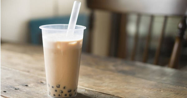 一名消費者在手搖飲喝出穿戴甲片,女店員卻謊稱是女客人掉的。圖僅示意,非當事店家。(示意圖/翻攝自photoAC)