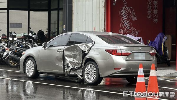 ▲▼ 台中休旅車逆向衝撞轎車,再撞進鐵板燒店家,駕駛身亡。(圖/記者許權毅攝,下同)