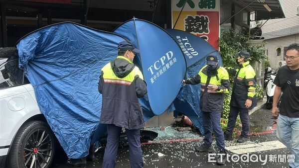 ▲▼ 台中休旅車逆向衝撞轎車,再撞進鐵板燒店家,駕駛身亡。(圖/記者許權毅攝,下同)