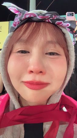 ▲崔荷潾哭到滿臉都是淚。(圖/樂天桃猿)