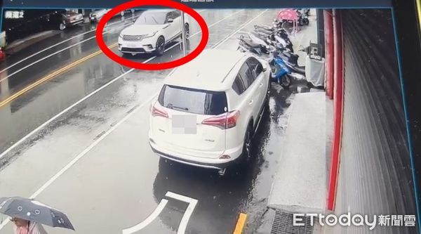 ▲台中休旅車撞大埔鐵板燒,駕駛喉嚨重創死亡,撞擊瞬間曝光。(圖/民眾提供,下同)