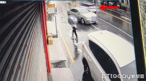 ▲台中休旅車撞大埔鐵板燒,駕駛喉嚨重創死亡,撞擊瞬間曝光。(圖/民眾提供,下同)