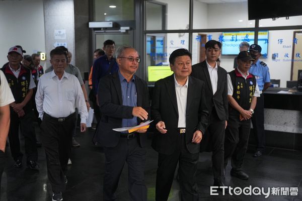 ▲▼國民黨立法院黨團總召傅崐萁今天上午在律師陪同下赴花蓮地檢署提告。(圖/傅崐萁辦公室提供,下同)