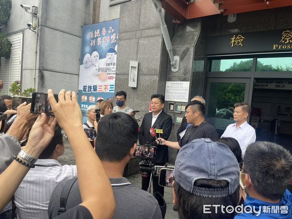 ▲▼國民黨立法院黨團總召傅崐萁今天上午在律師陪同下赴花蓮地檢署提告。(圖/傅崐萁辦公室提供,下同)