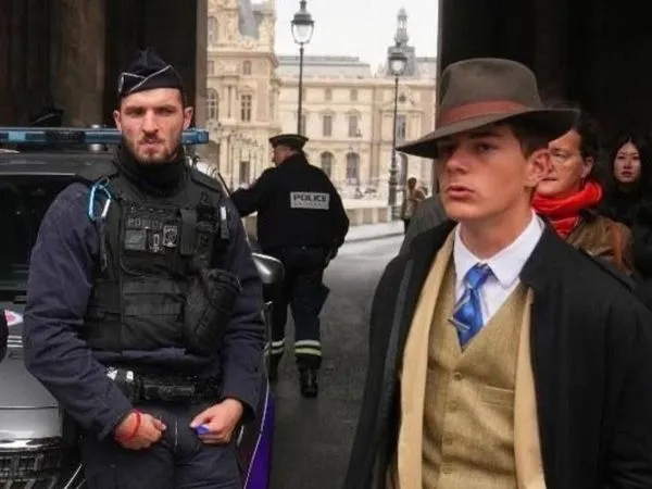 羅浮宮竊案發生後,一名打扮復古的男子(右)出現在偵辦現場,引人關注。(翻攝X@TheProjectUnity)