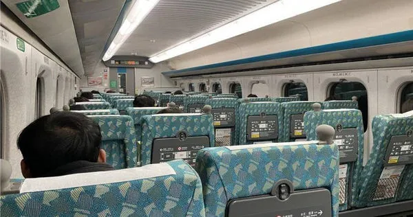 一位民眾買了2張高鐵對號座車票,卻有一名自由座阿嬤坐到扶手上。圖僅示意,與本文無關。(圖/報系資料照)