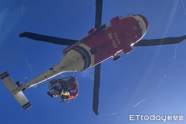 ▲▼ 嘉明湖救難山屋有男子摔落,黑鷹直升機緊急救援。(圖/消防署提供)